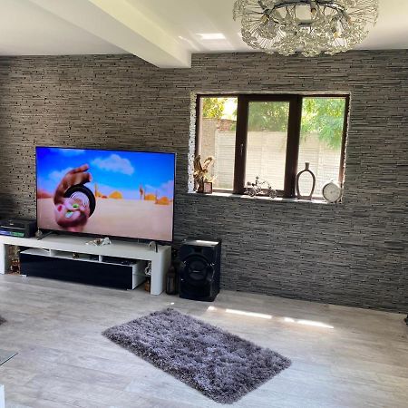 Lovely 1 Bedroom Flat In A 2 Ground Floor House Craiova Esterno foto