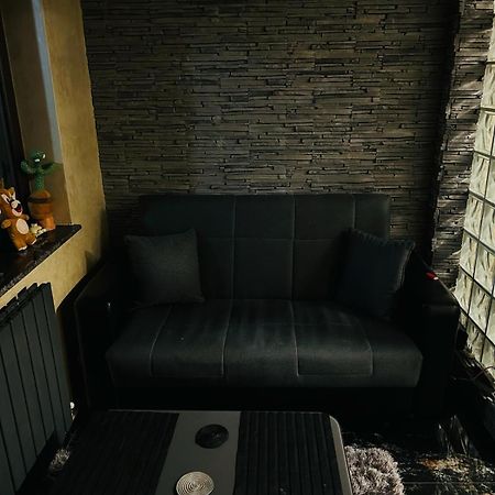 Lovely 1 Bedroom Flat In A 2 Ground Floor House Craiova Esterno foto