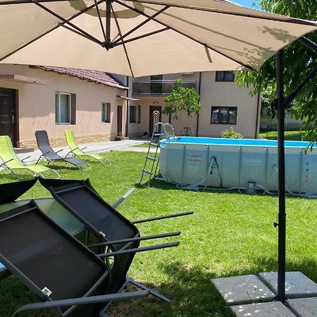 Lovely 1 Bedroom Flat In A 2 Ground Floor House Craiova Esterno foto