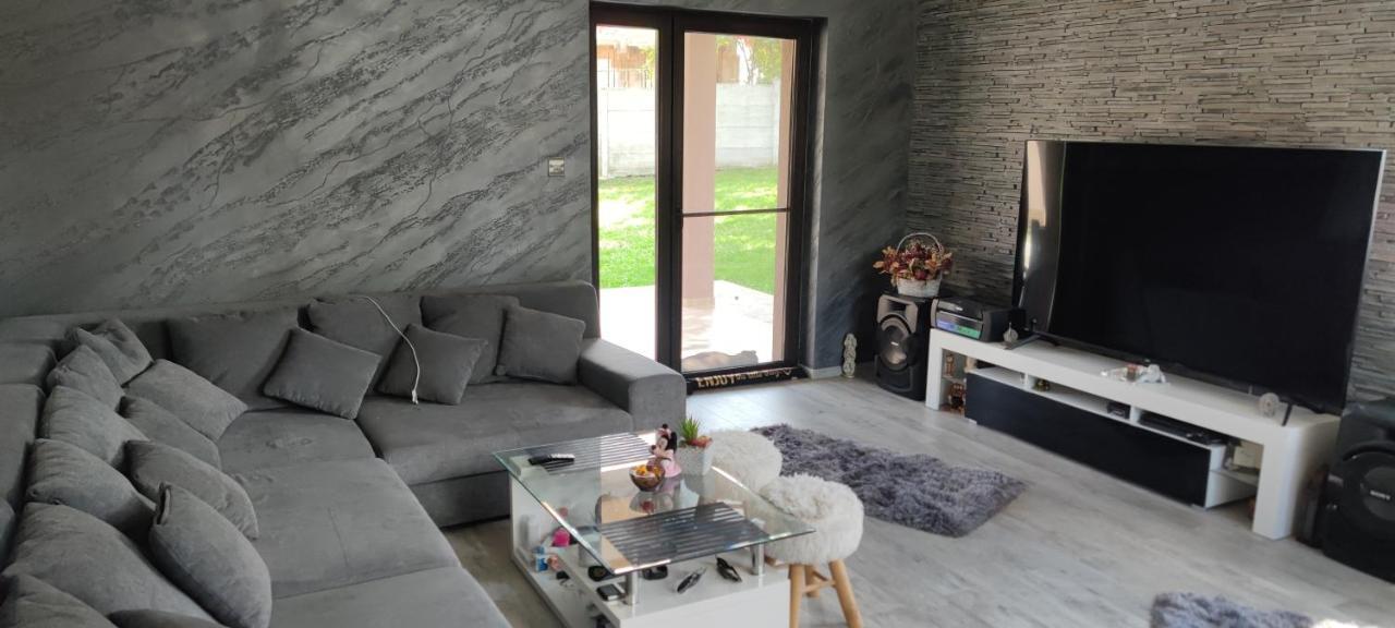 Lovely 1 Bedroom Flat In A 2 Ground Floor House Craiova Esterno foto