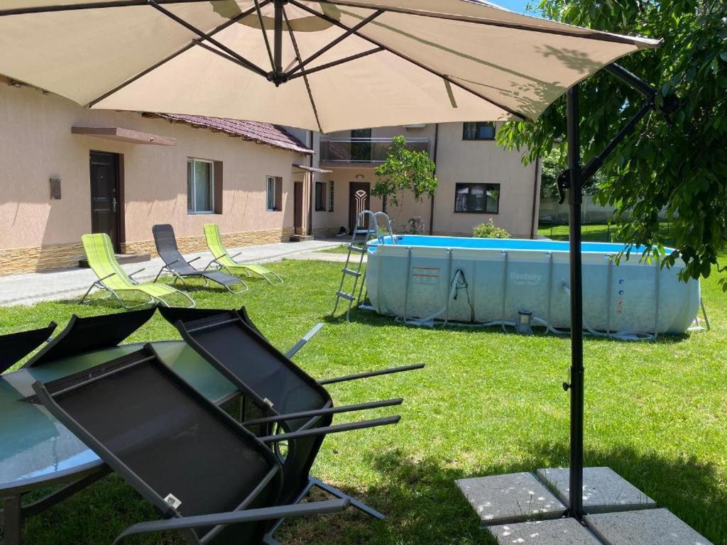 Lovely 1 Bedroom Flat In A 2 Ground Floor House Craiova Esterno foto