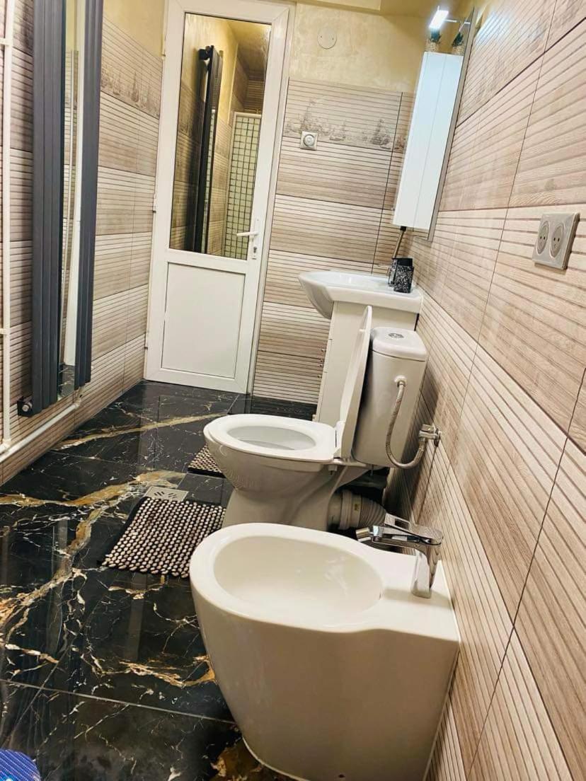 Lovely 1 Bedroom Flat In A 2 Ground Floor House Craiova Esterno foto
