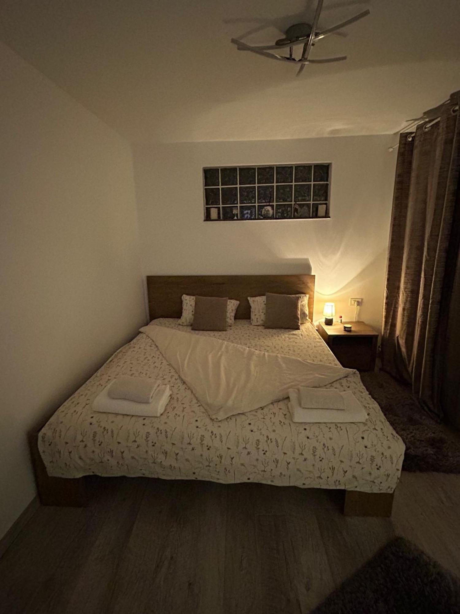 Lovely 1 Bedroom Flat In A 2 Ground Floor House Craiova Esterno foto