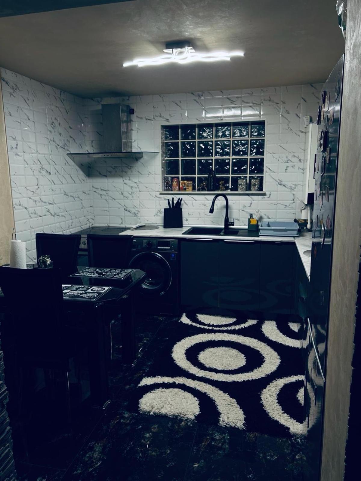Lovely 1 Bedroom Flat In A 2 Ground Floor House Craiova Esterno foto